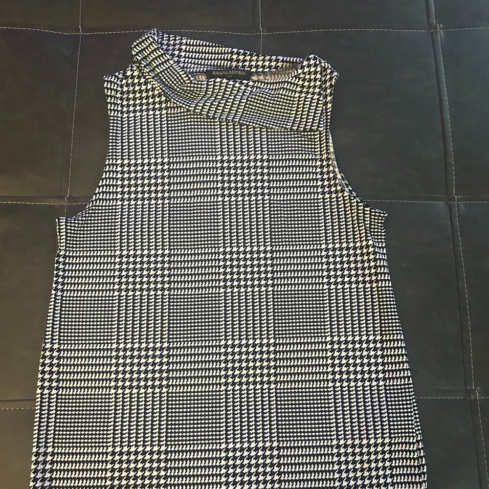 Banana Republic Black & White Houndstooth Sleeveless Top